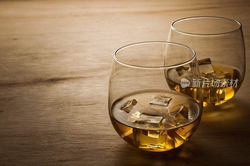 木桌上放着一杯威士忌
