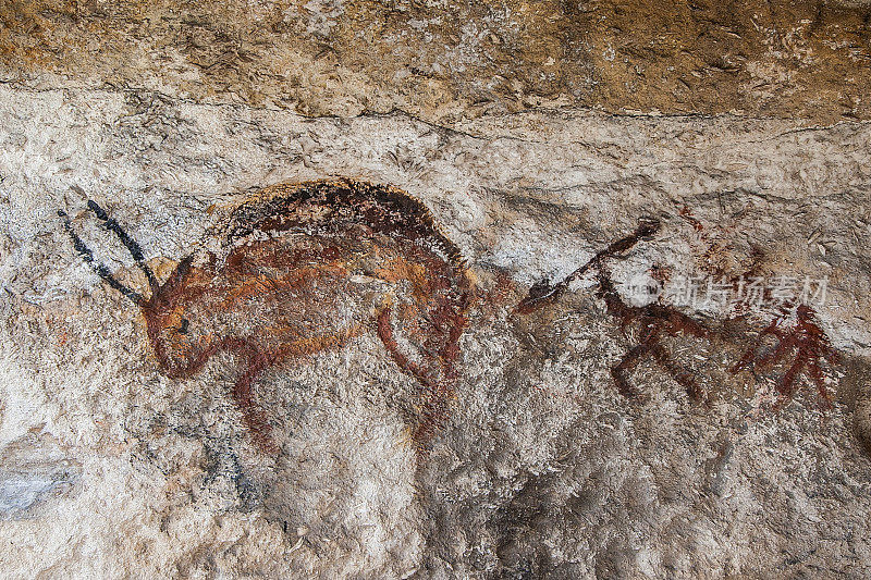 岩壁上绘有原始人的图画