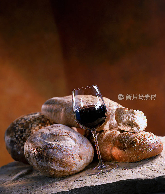 意大利乡村面包和一杯红酒