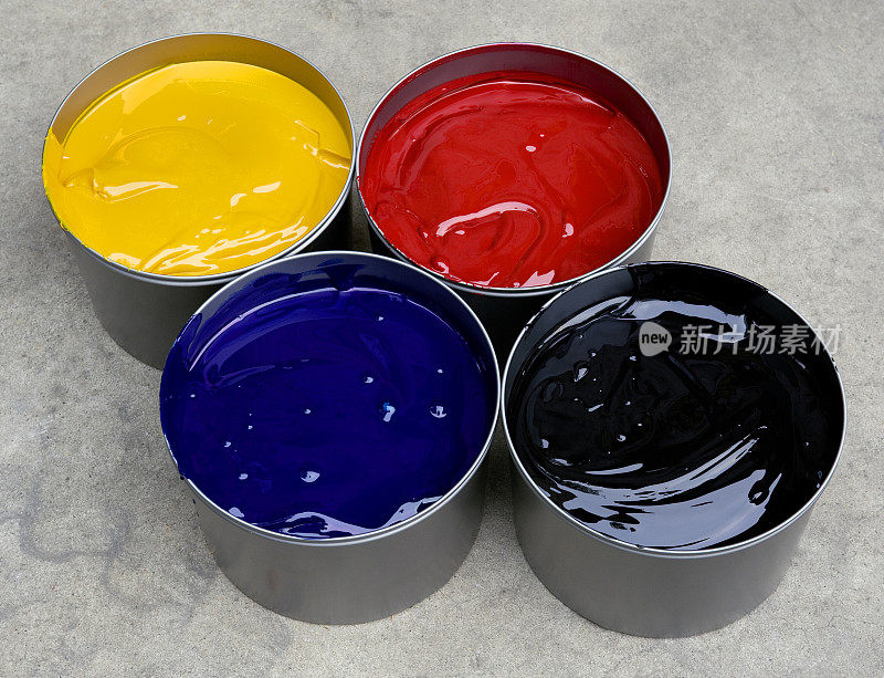 四桶油漆，红的，黄的，蓝的和黑的