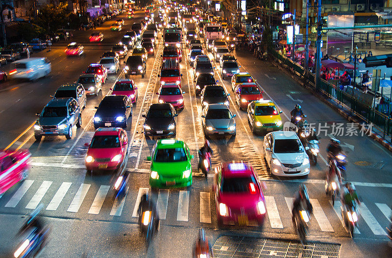 曼谷夜间的交通状况