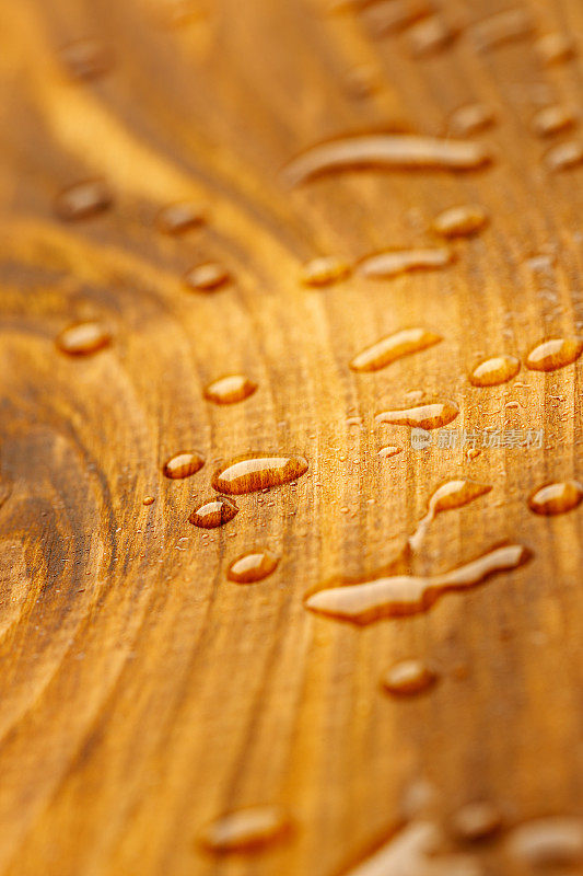 经过雨水保护的木材被水滴覆盖