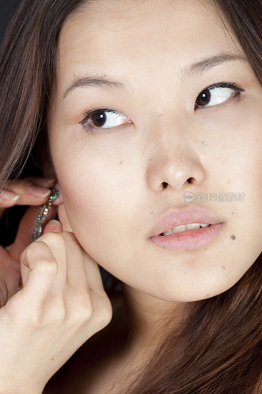 亚洲性感美女:耳环