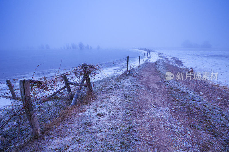 黎明时分，荷兰列克河被洪水淹没了冰冻的漫滩