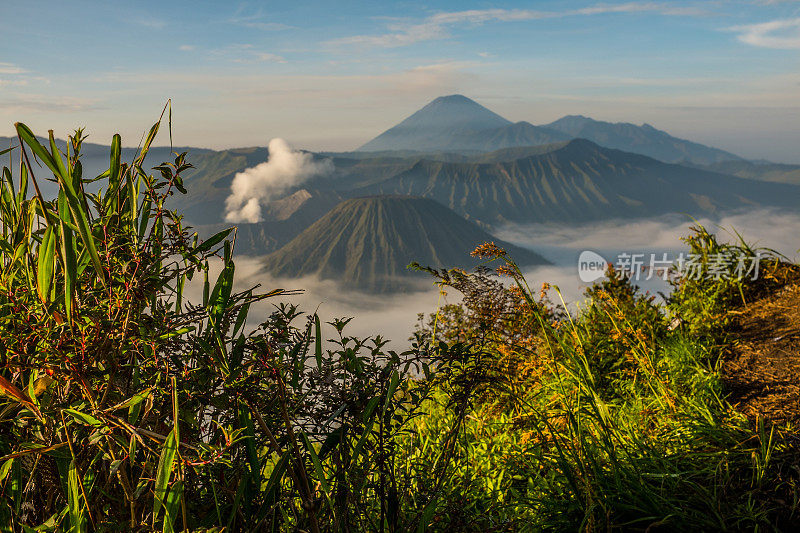 日出时的布罗莫火山