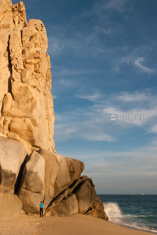 墨西哥卡波圣卢卡斯情人海滩的岩石悬崖