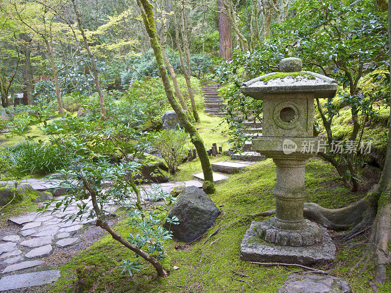 俄勒冈州波特兰日本花园的石雕灯