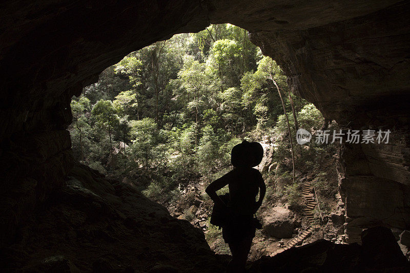 一名妇女徒步穿越马达加斯加安卡拉那石灰岩洞穴
