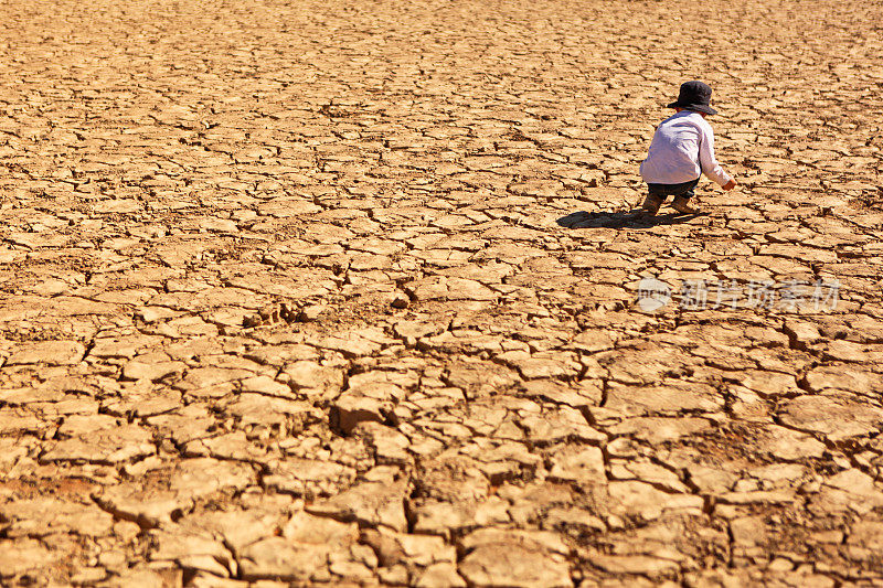 在干燥干燥的沙漠上玩耍的孩子