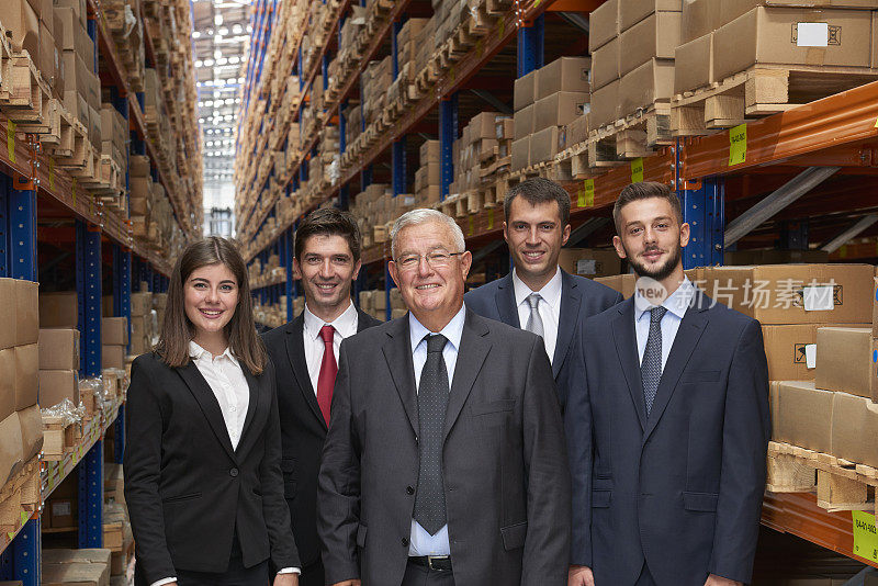 仓库工人站在过道上