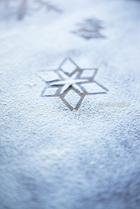 雪花图案用面粉制成