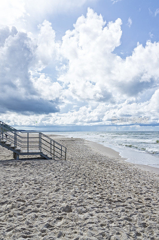 波罗的海有沙滩和台阶通向海滩