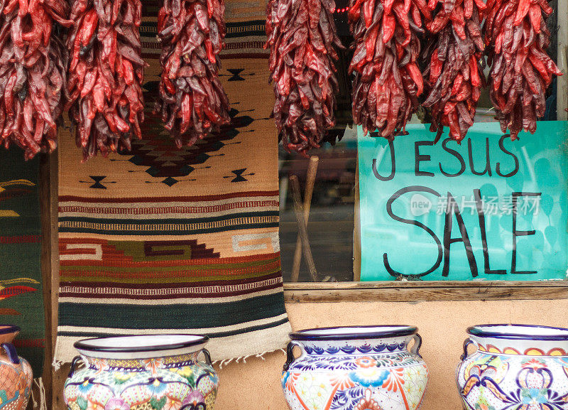 商店橱窗上写着:“耶稣大减价”和红辣椒