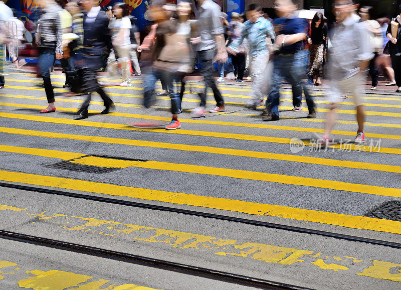 行人穿过香港街道的动作模糊了