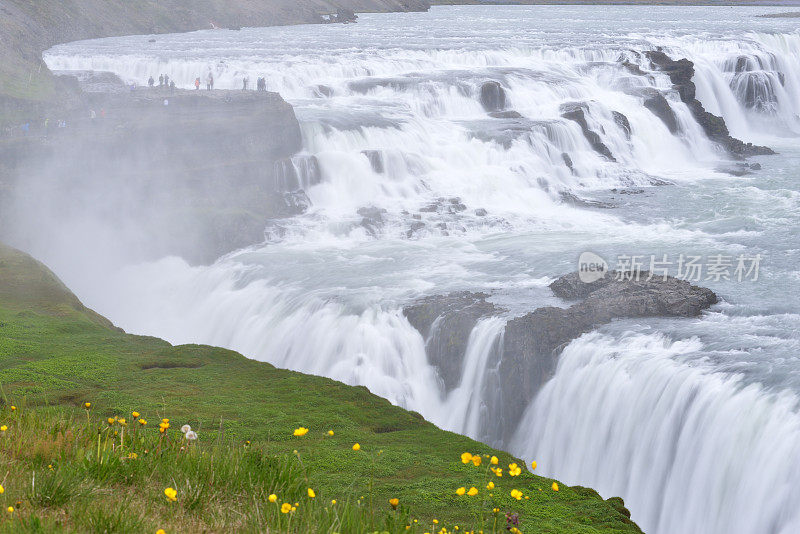冰岛壮观的海湾瀑布