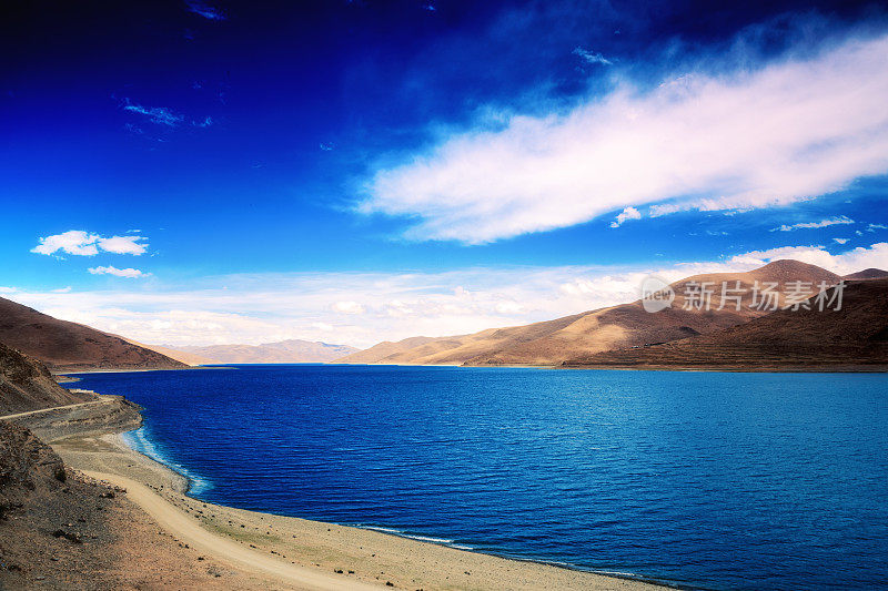 蓝天下的高山湖泊