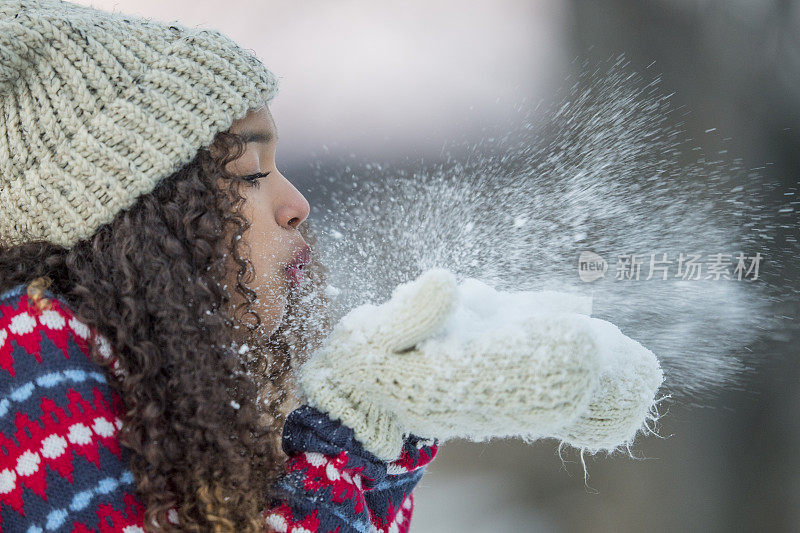 在雪中玩耍