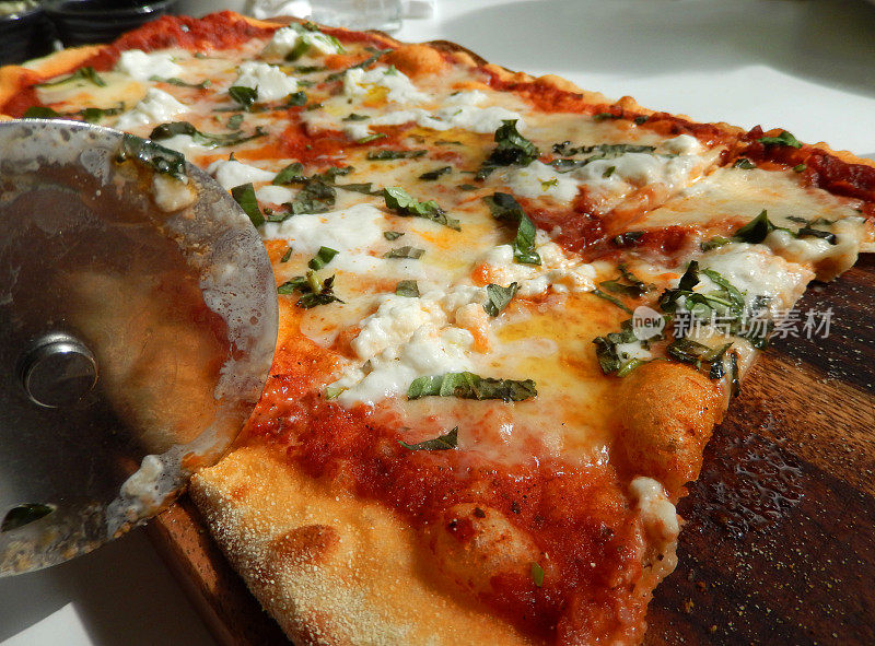 芝士番茄披萨意大利餐厅，披萨轮切刀