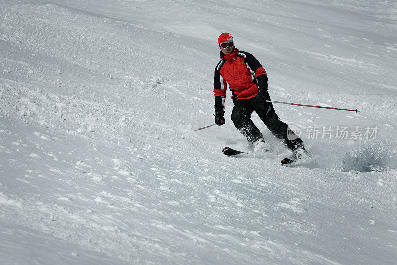 在粉状雪中滑雪