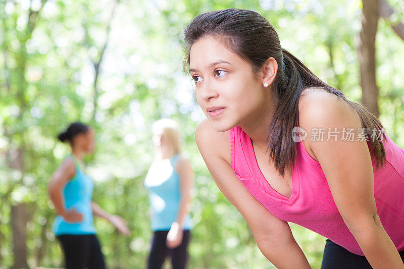 健康的年轻女子在公园慢跑休息