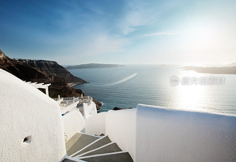 白色楼梯和地中海海景在希腊圣托里尼岛
