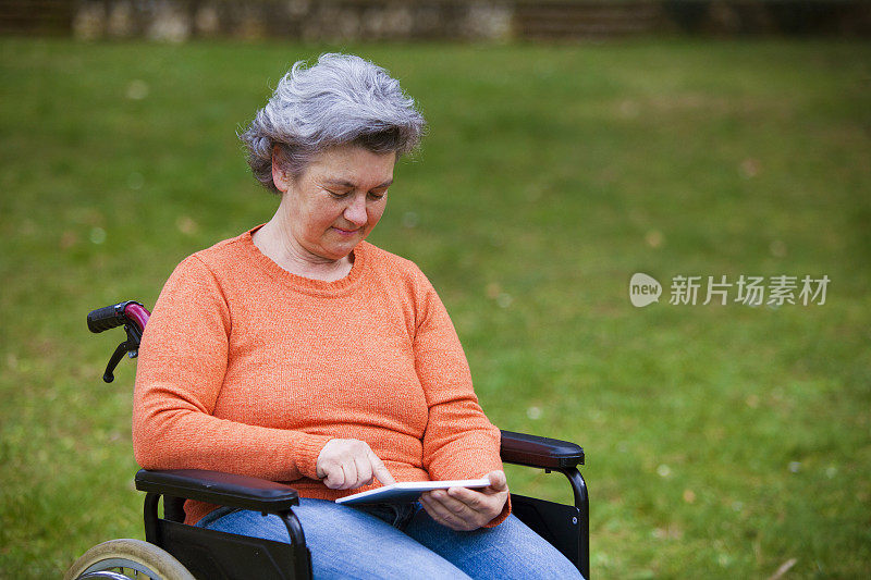 拥有数字平板电脑的资深女性