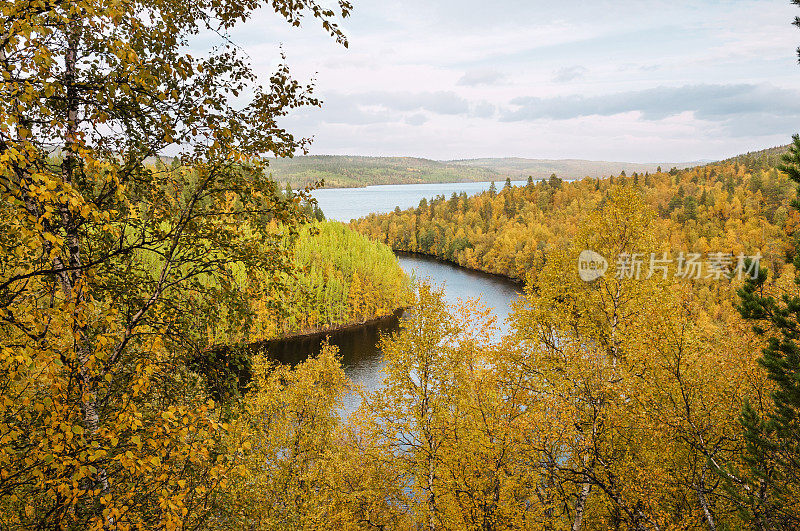 俄罗斯摩尔曼斯克地区的秋天风景。
