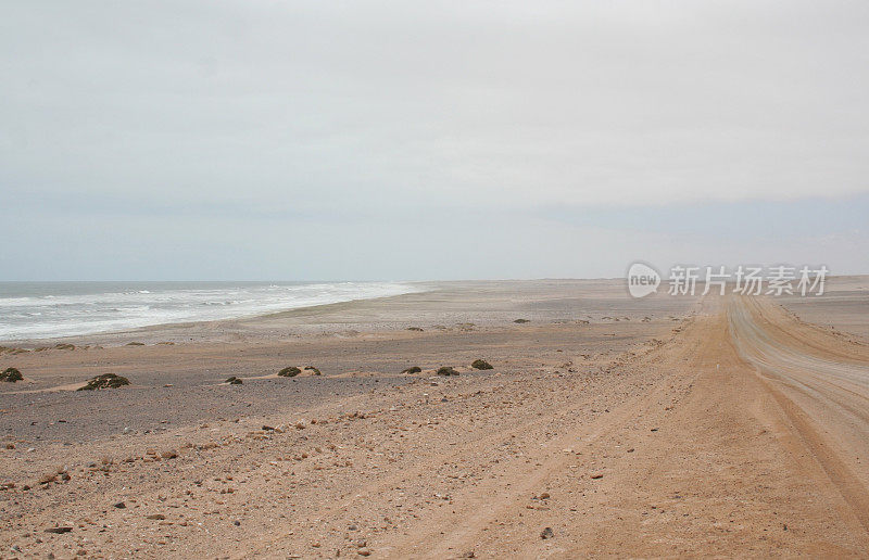 非洲纳米比亚骷髅海岸的盐路