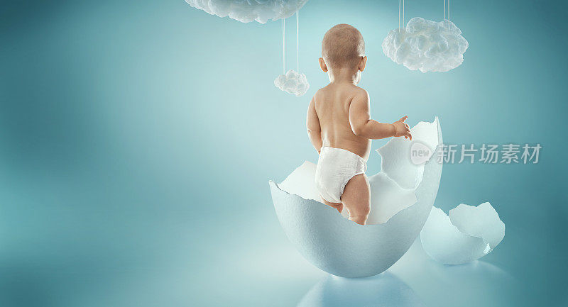 婴儿，婴儿，蹒跚学步的婴儿站在鸡蛋里的尿布。