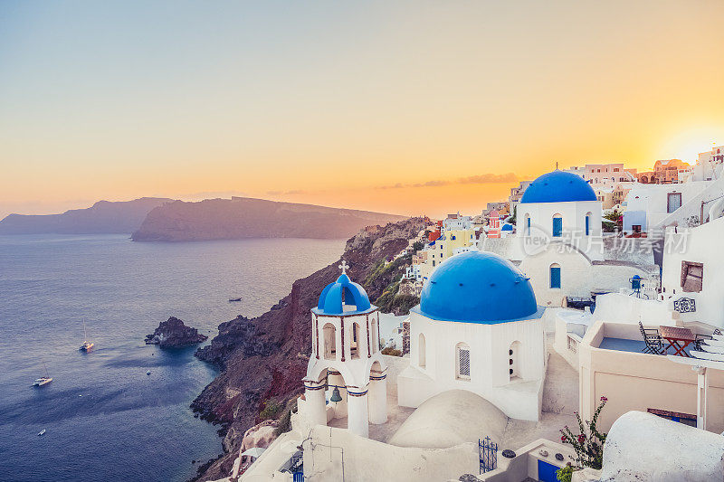 希腊圣托里尼岛，日落时分的伊亚。Instagram复古风格