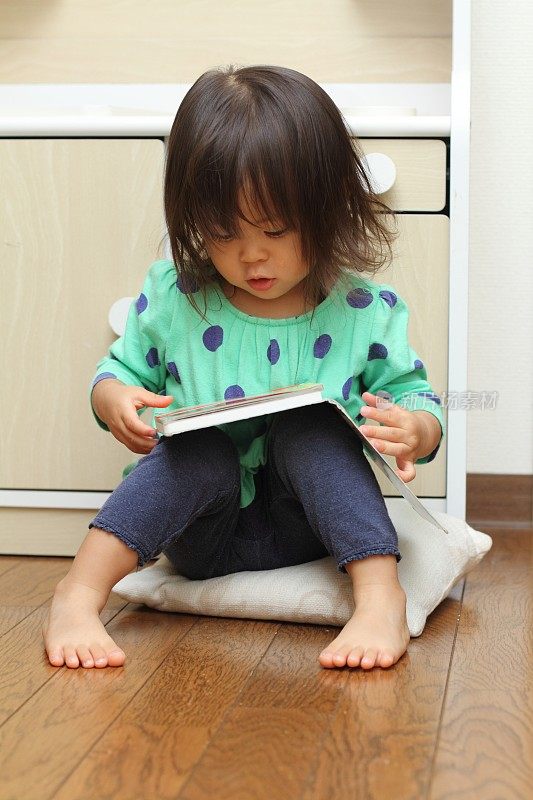 日本女孩在看图画书(1岁)