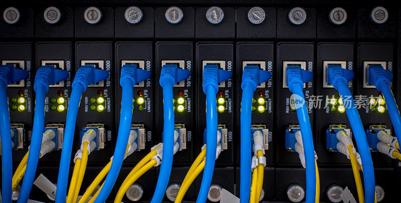 光纤连接、网络、服务器、网线安装在机架上。