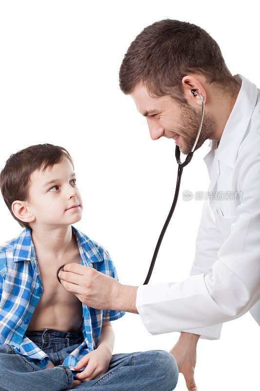 儿科医生正在检查一个男孩