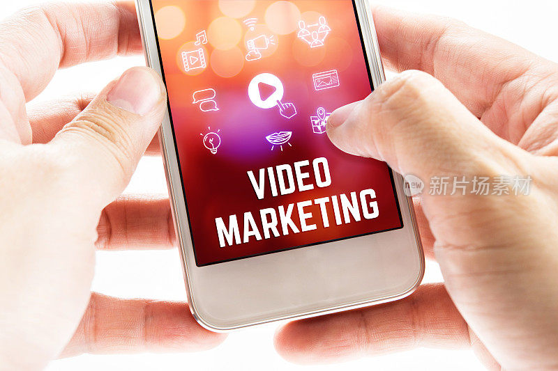 双手握住手机，视频营销文字和图标，在线数字营销概念
