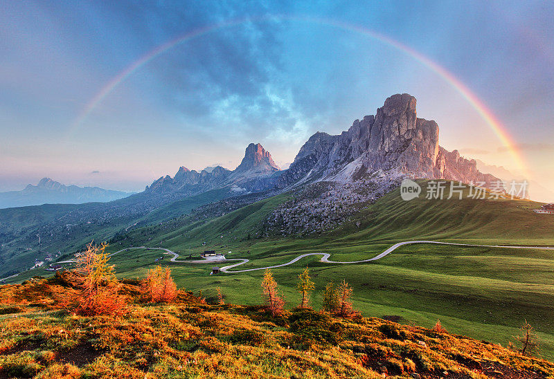 风景自然，阿尔卑斯山山上有彩虹