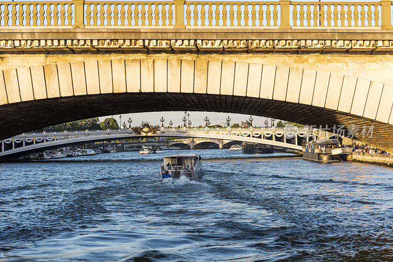 从游船上俯瞰法国巴黎的桥梁