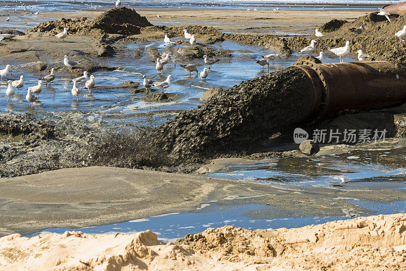 从管道流出的泥浆