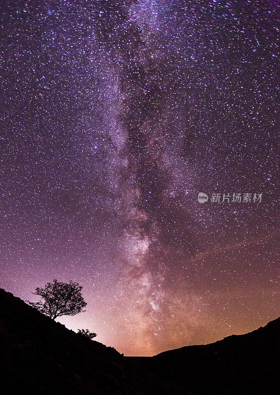 达特穆尔国家公园上空的银河