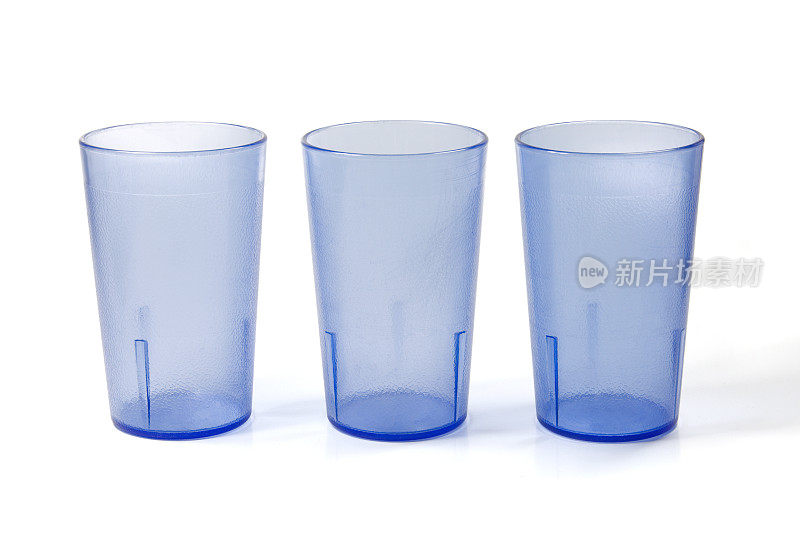 三个蓝色的杯子排成一排