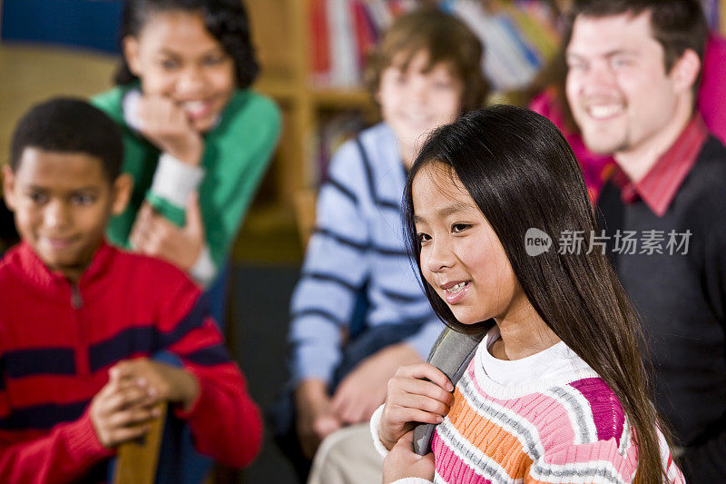 亚洲女孩在学校图书馆微笑