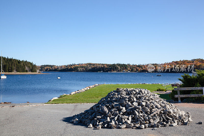 用于修复加拿大新斯科舍省码头的石头和岩石