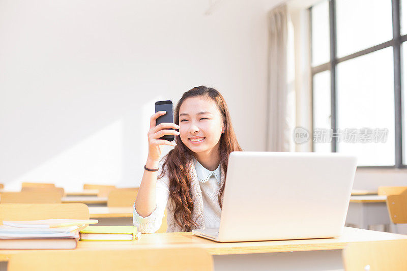 学生在教室里学习