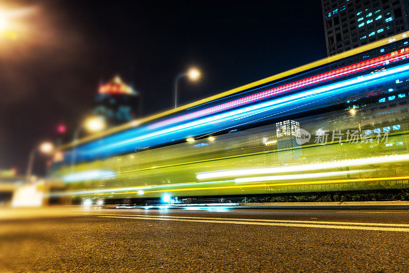 夜晚城市街道上的灯光轨迹