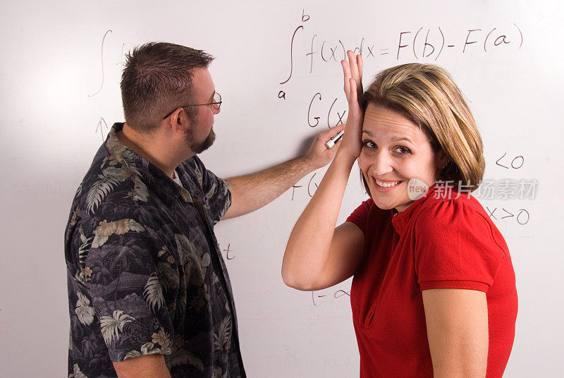 教授向一名困惑的女学生讲解数学方程式