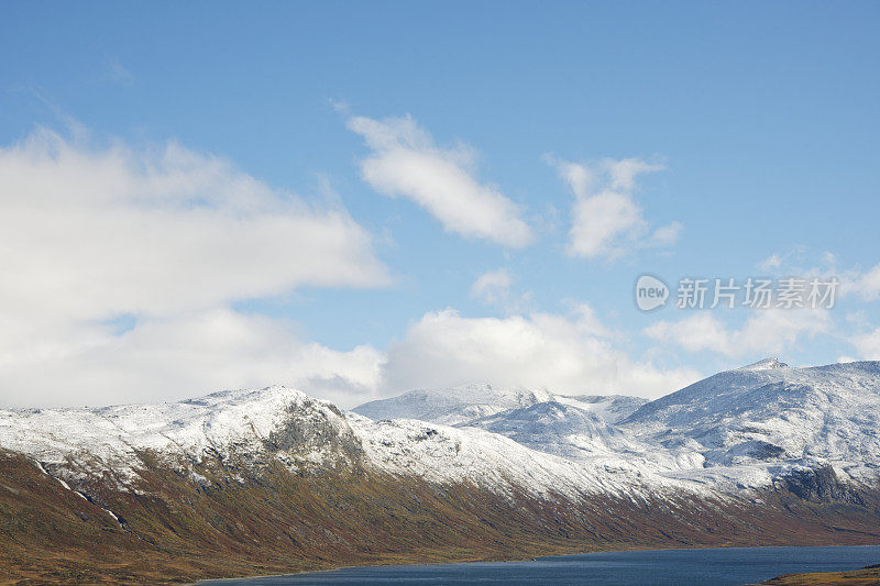 这个季节的第一场雪覆盖了山峰