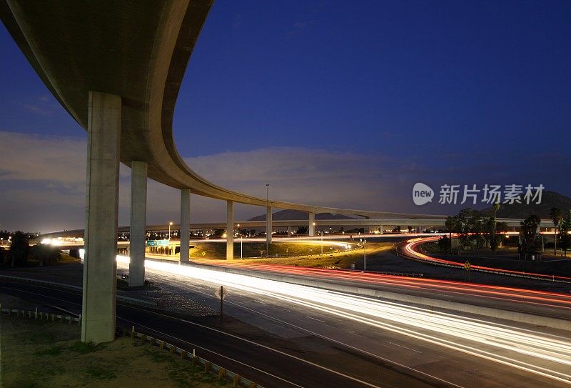 黄昏时分的高速公路交汇处