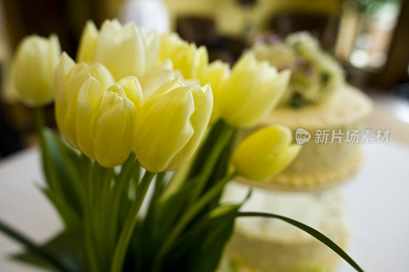 黄色婚礼花和蛋糕