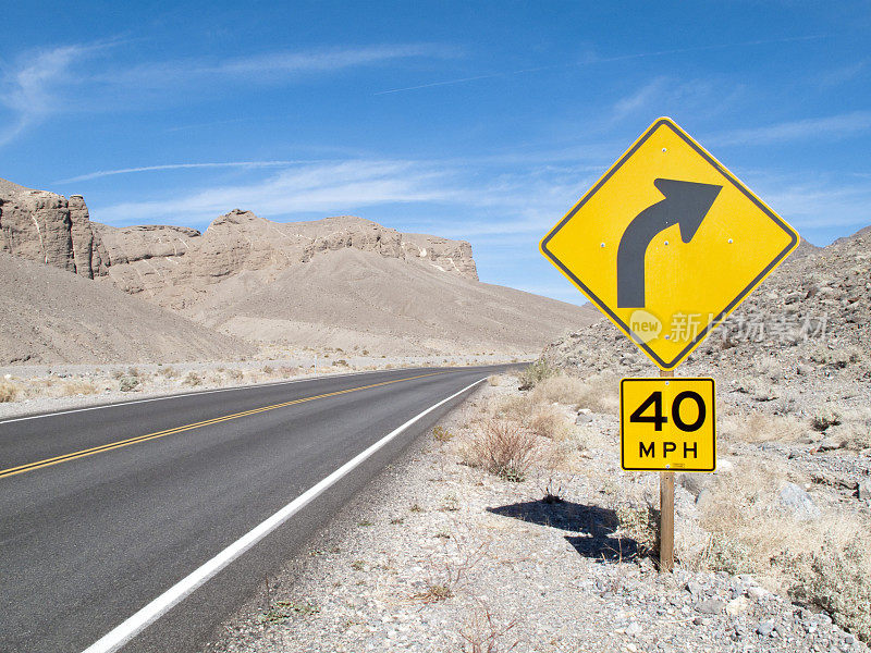 在内华达州的沙漠中转弯和四十英里的标志
