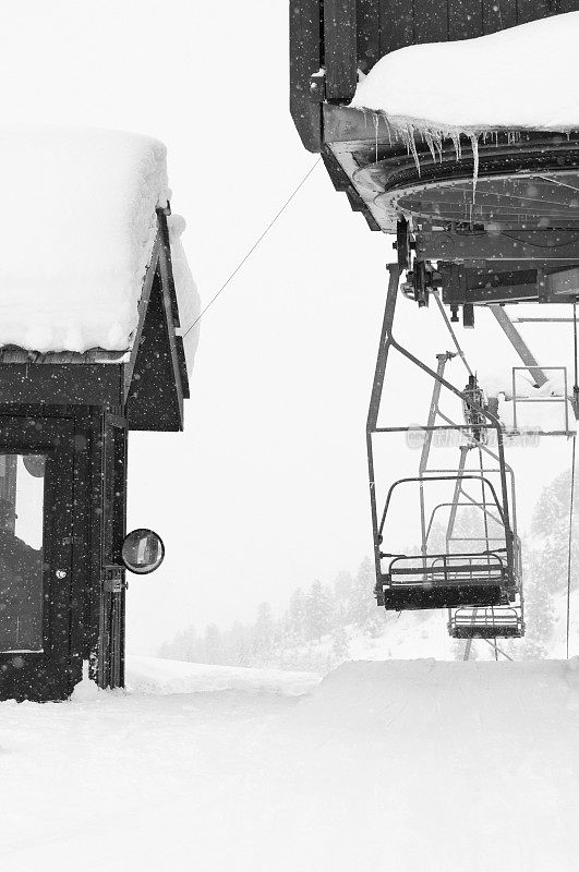 滑雪缆车和旧滑雪缆车小屋