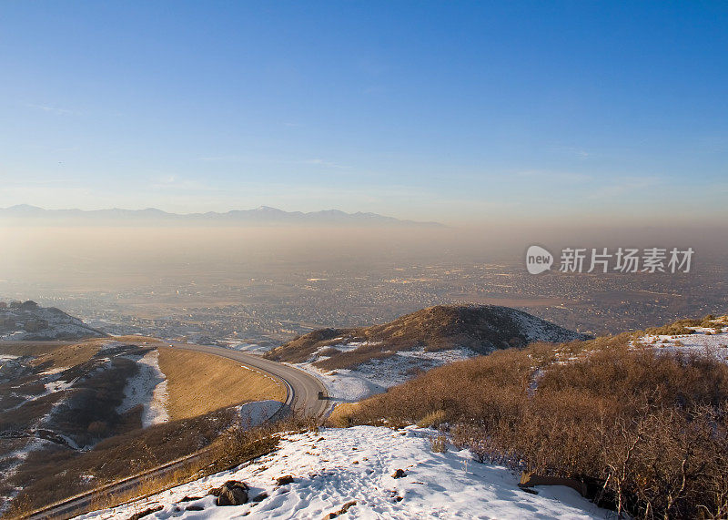 烟雾弥漫的山谷